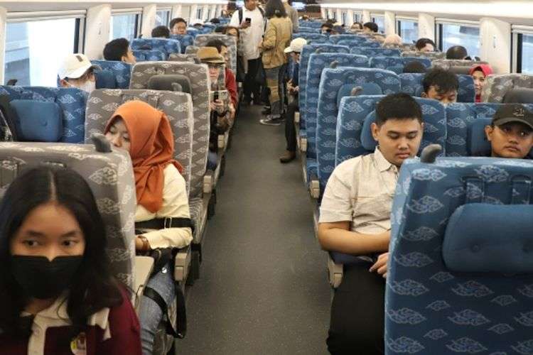 10 Manfaat Naik Kereta Daripada Mobil Pribadi