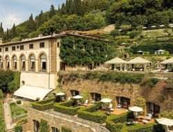 Hotel Villa San Michele ikonik Florence kembali dibuka dengan spa, kamar, dan taman yang direnovasi