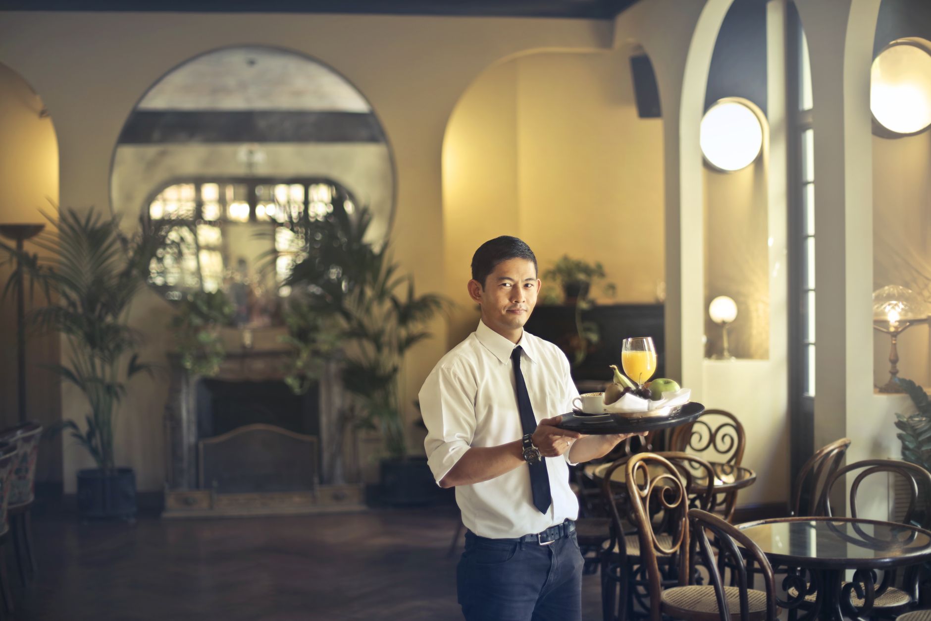 Gaji waiter kapal pesiar sekitar $2,500‑$4,000 per bulan, tergantung rute dan pengalaman.
