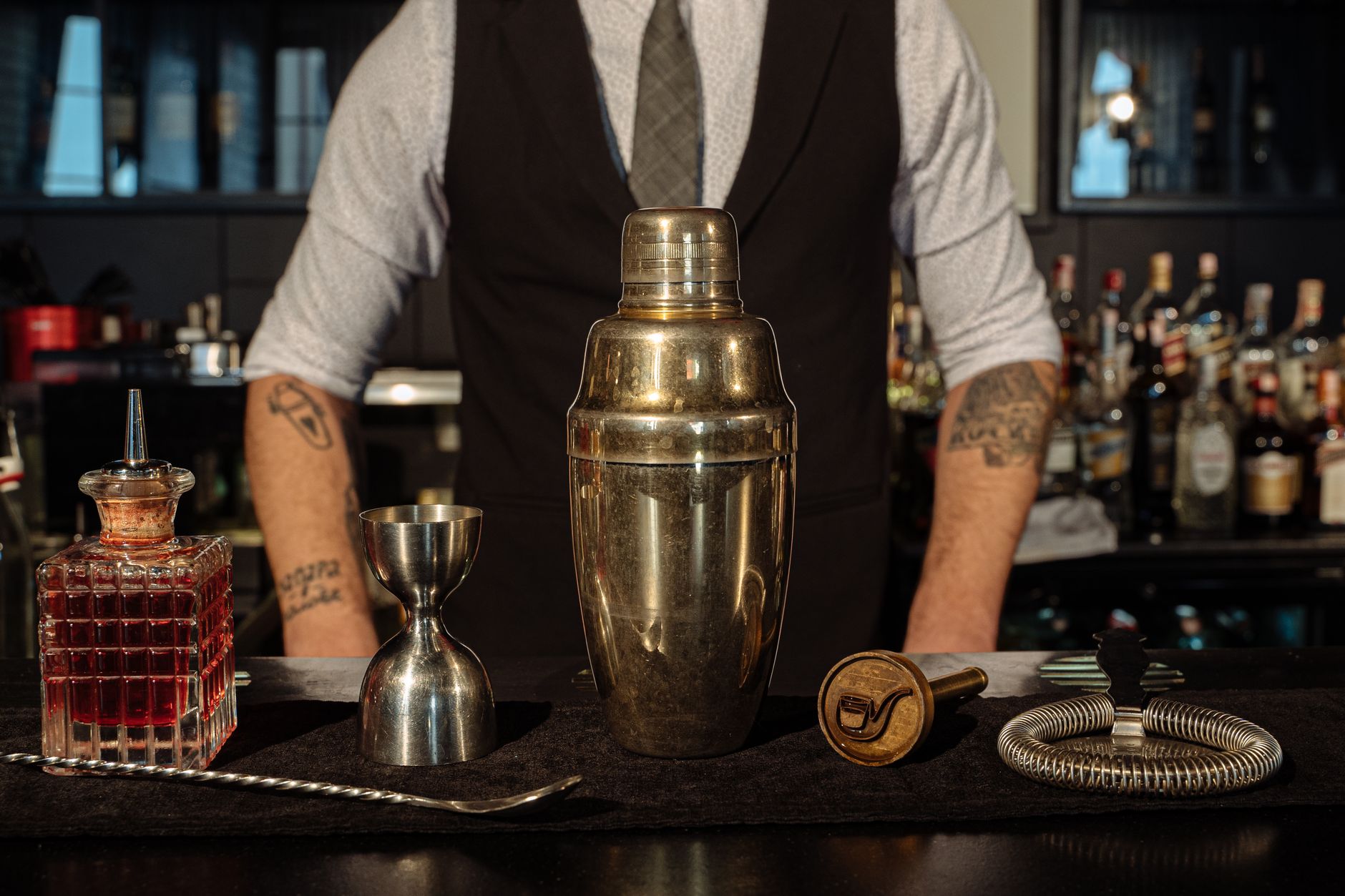 Gaji bartender kapal pesiar relatif tinggi dengan lingkungan kerja unik.